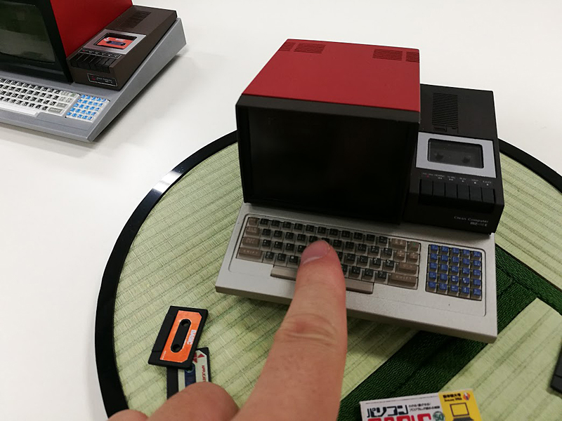 指を置くとその小ささがよく分かるだろう