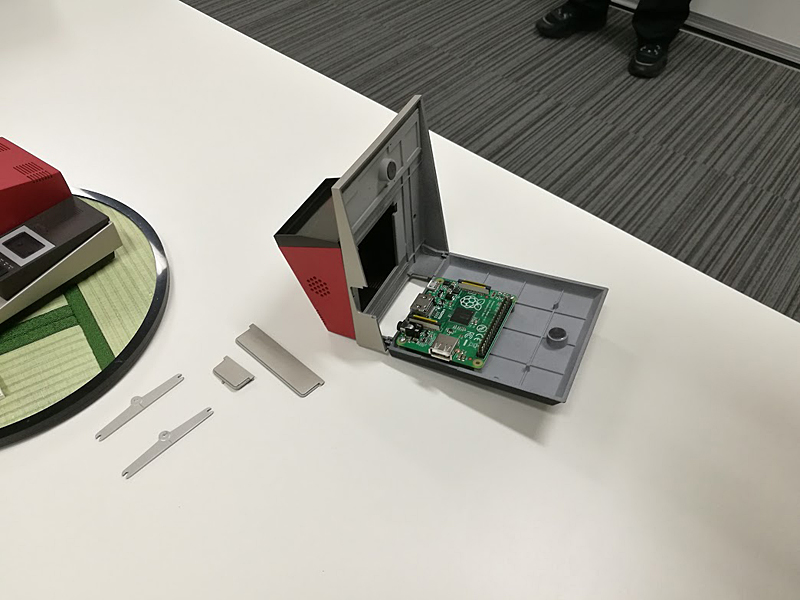 実際のMZ-80Cと同様、本体が開くようになっており、Raspberry Piにアクセスできる