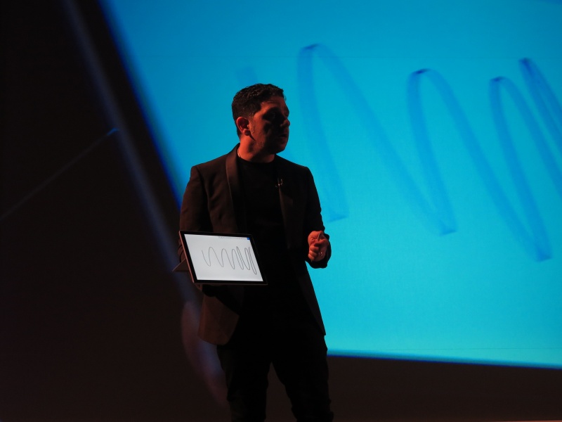 Surface Penも刷新。筆圧レベルが4,096段階へとなり、レイテンシを21msに抑えた。発表会ではプロ心書家の岸本亜泉さんによる「ZenBrush 2」のデモも披露された