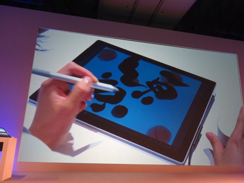 Surface Penも刷新。筆圧レベルが4,096段階へとなり、レイテンシを21msに抑えた。発表会ではプロ心書家の岸本亜泉さんによる「ZenBrush 2」のデモも披露された