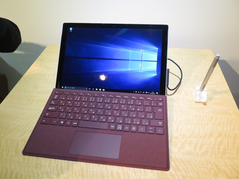 発表会場に展示されたSurface Pro