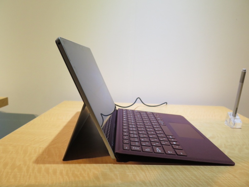 クラムシェルとしては標準的な角度まで開いたところ