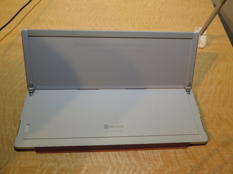 新しい20種類のカスタムパーツにより大幅に刷新したキックスタンド。最大で165度倒すことができるようになった。同社ではこの状態をスタジオモードと呼んでいる