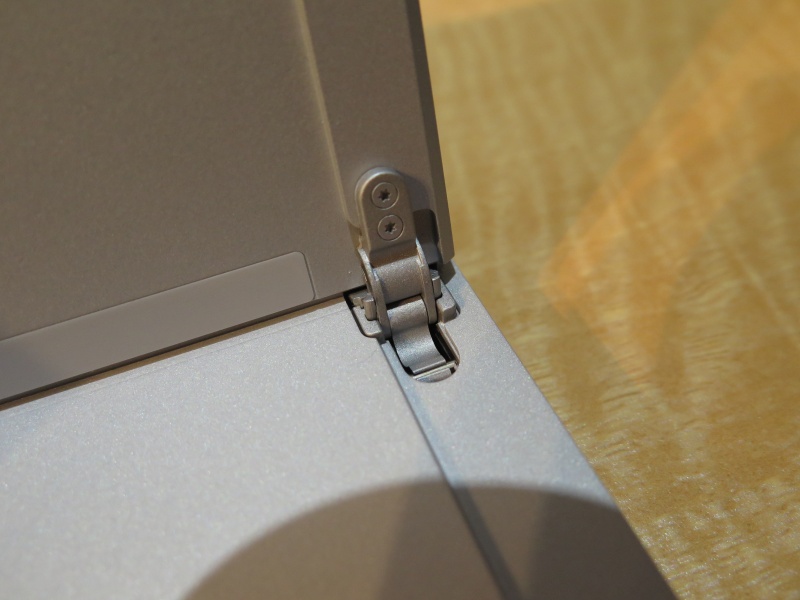 新しい20種類のカスタムパーツにより大幅に刷新したキックスタンド。最大で165度倒すことができるようになった。同社ではこの状態をスタジオモードと呼んでいる