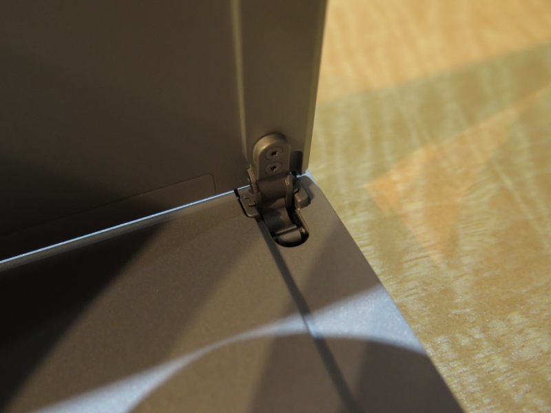 新しい20種類のカスタムパーツにより大幅に刷新したキックスタンド。最大で165度倒すことができるようになった。同社ではこの状態をスタジオモードと呼んでいる