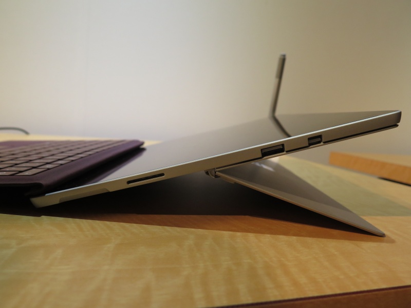 本体右側面のインターフェイス。SurfaceConnectコネクタ、USB 3.0、Mini DisplayPortを搭載する