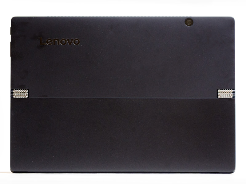 上右側に500万画素背面カメラ。印象的な独自のヒンジ