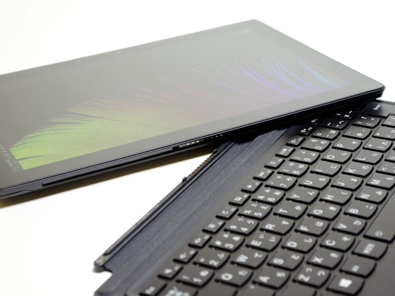 Dockコネクタの左右に位置合わせ用のおうとつがある。また本体・キーボードともに磁石があり、それで固定している