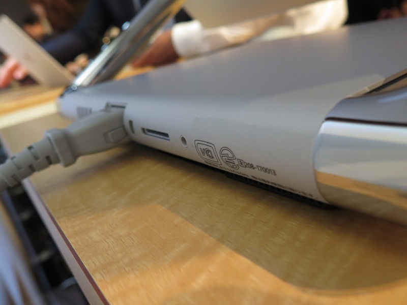 SDカードスロットは本体背面