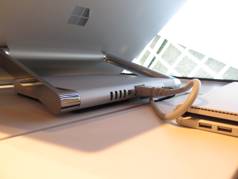 USB 3.0×4およびGigagbit Ethernetも背面