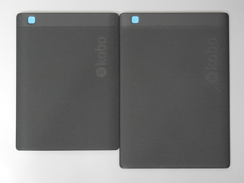 背面の比較。左が本製品、右がONE。表面の凹凸も含めて同じ意匠であることがわかる