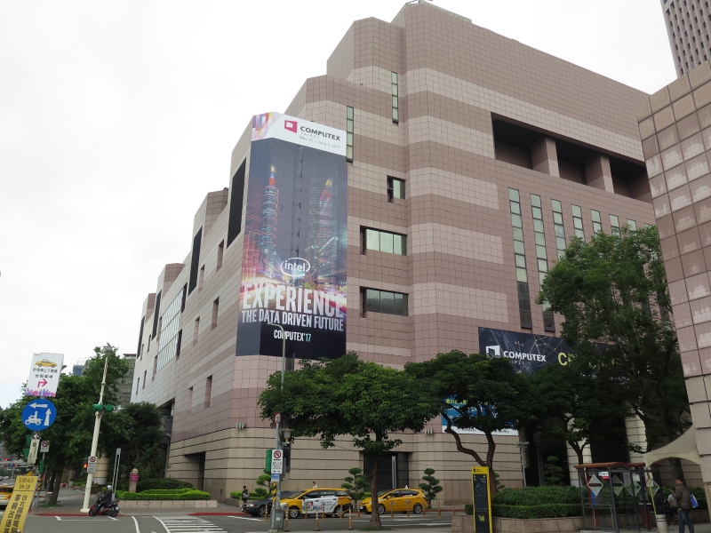 TICCにはIntelの広告が大きく貼られている