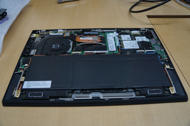 Dカバー(底面)はネジを緩めるだけで簡単に外れる。このあたりのメンテナンス性のよさはThinkPadの特徴の1つだ