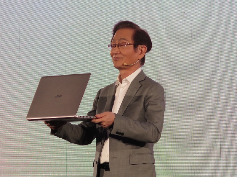 VivoBook Proを手にするジョニー・シー会長