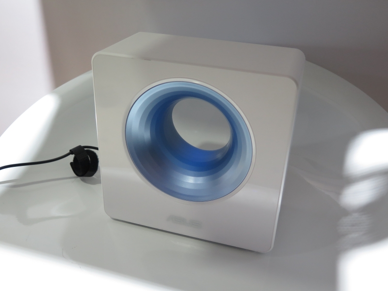 暗いところで、若干“洞窟”の中が青く光っているのがおわかりいただけるだろうか