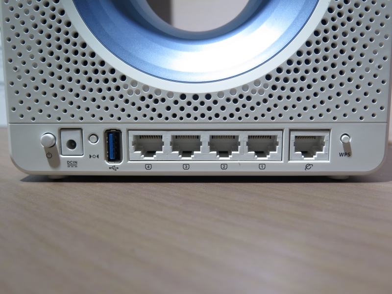 WANは1ポート、LANは4ポートとオーソドックスな構成。USB 3.0ポートも見える