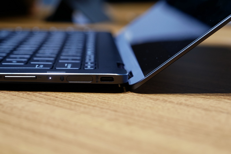 液晶を135度以上開くと本体後部が持ち上がり、キーボード面に適度な角度が付く