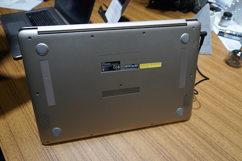 底面、見るといわゆる技適マークがあるので、日本での販売も想定されているのだろう