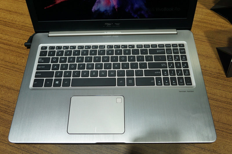 キーボードとタッチパッド。パッドの一部に指紋センサーが用意されている
