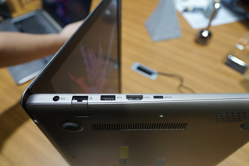 本体の左側面、左からACアダプタ、Gigabit Ethernet、USB Type-A×1、HDMI(1.4)、USB Type-C(5Gbps、DisplayPort出力対応)