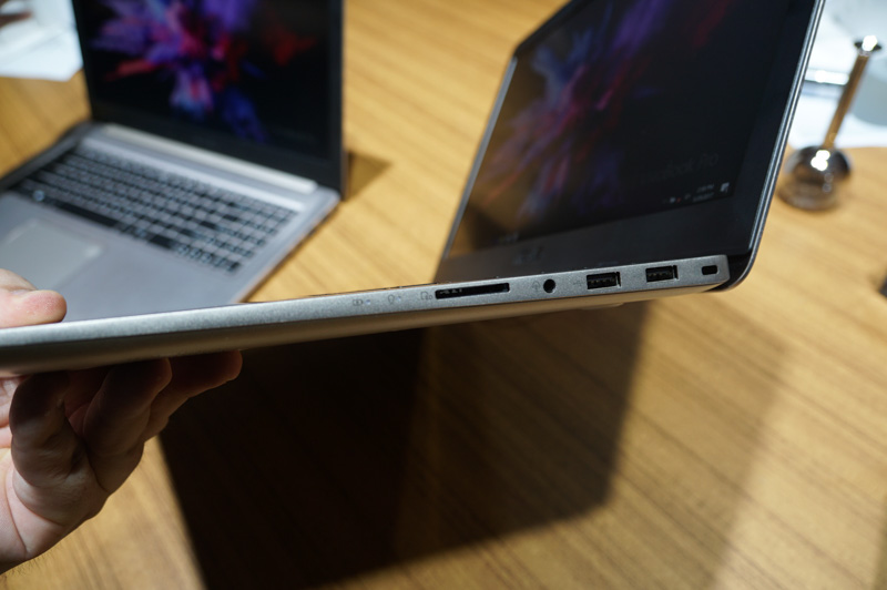 本体の右側面、左からSDカードスロット、ヘッドフォン端子、USB Type-A×2