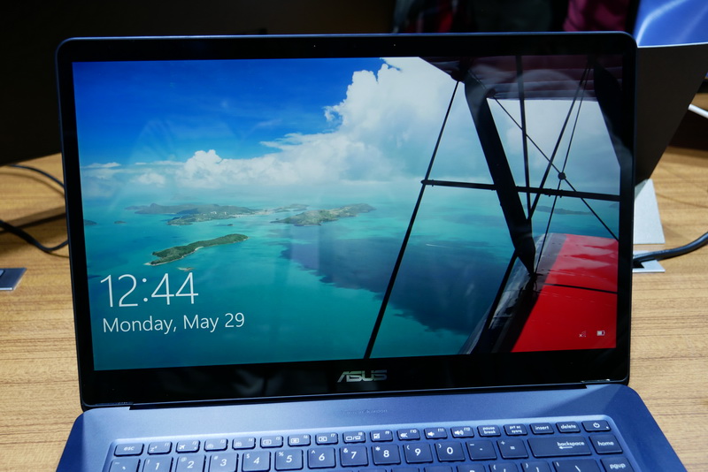 液晶はフルHDまたは4K表示対応の15.6型パネルを採用。sRGBカバー率100%の広色域表示に対応。ベゼル幅を狭めた「NanoEdge」仕様で、フットプリントの小型化に貢献