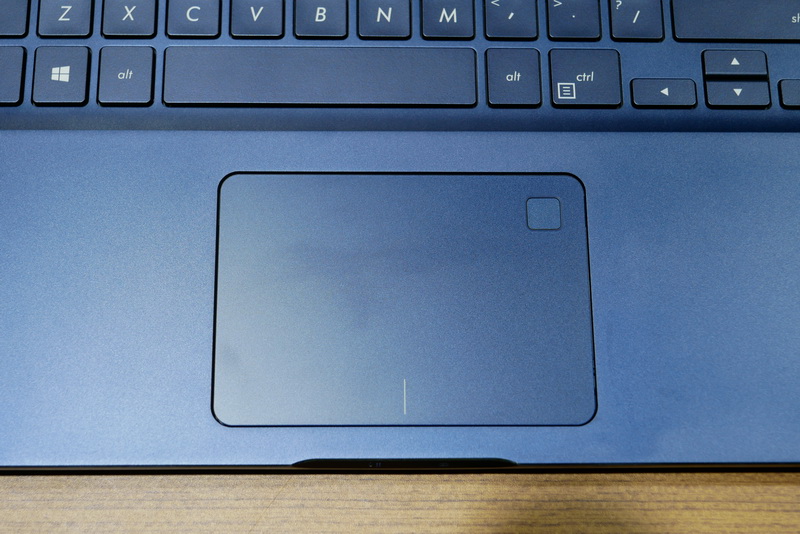 タッチパッドは大型で、右上隅にWindows Hello対応の指紋認証センサーを備える