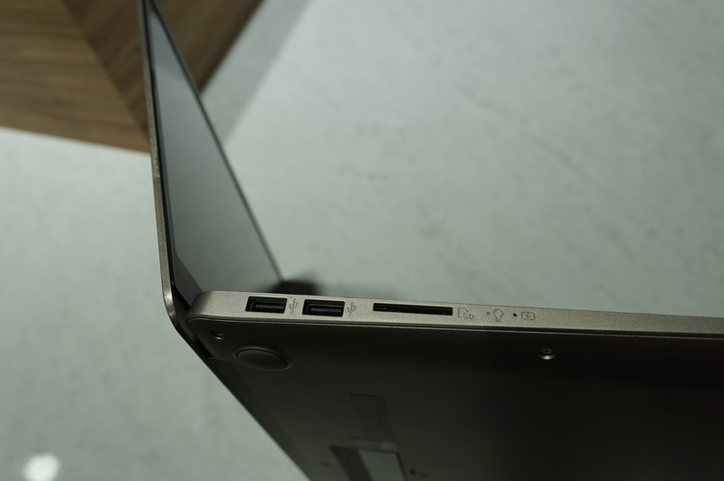 左側面、左からUSB Type-A、SDカードスロット