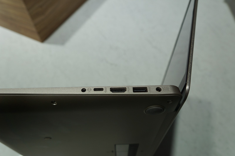 右側面、左からヘッドフォン、USB Type-C、HDMIポート、USB Type-A、ACアダプタ