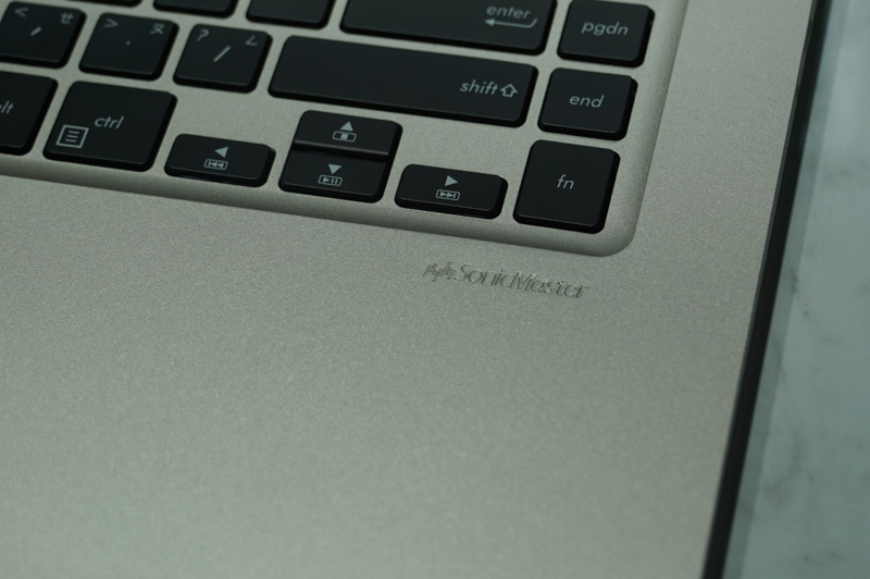 ASUSのSonicMasterブランドのスピーカーを採用