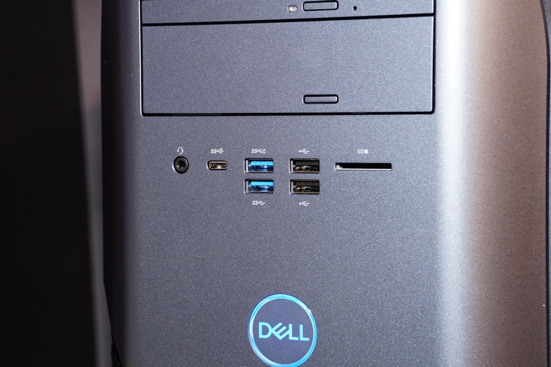 前面にヘッドフォン、USB、SDカードスロットを装備