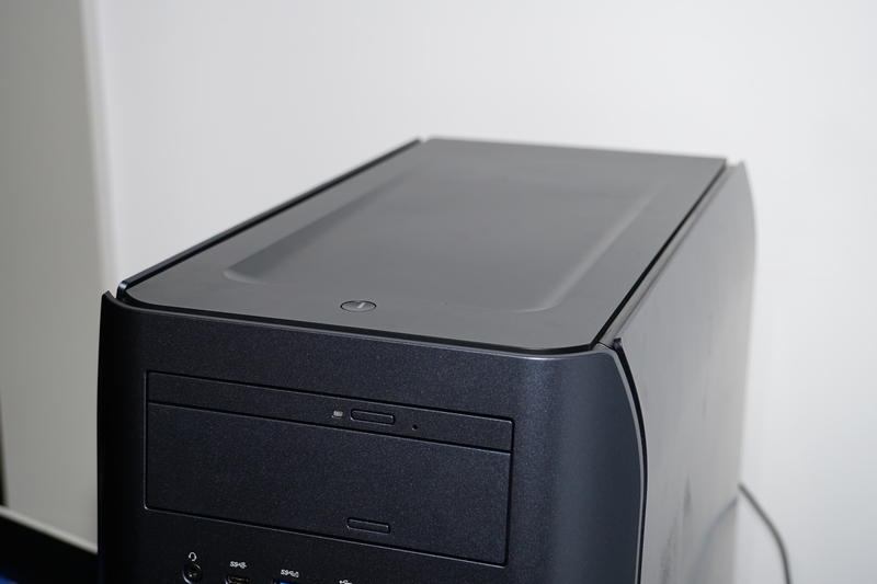 電源ボタンは上部に配置