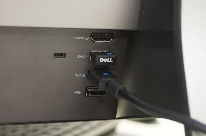 背面のスタンドの左側にある、上からHDMI入力、USB Type-A、USB TypeｰA、USB Type-A