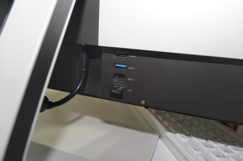 背面のスタンドの左側、HDMI出力、USB Type-A、USB Type-C、USB Type-A