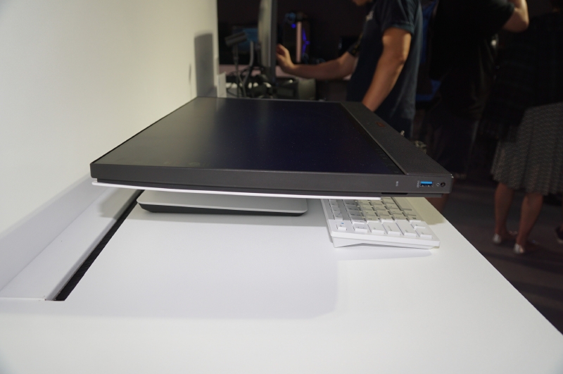 2軸のスタンドを利用して自由に角度が調節できる