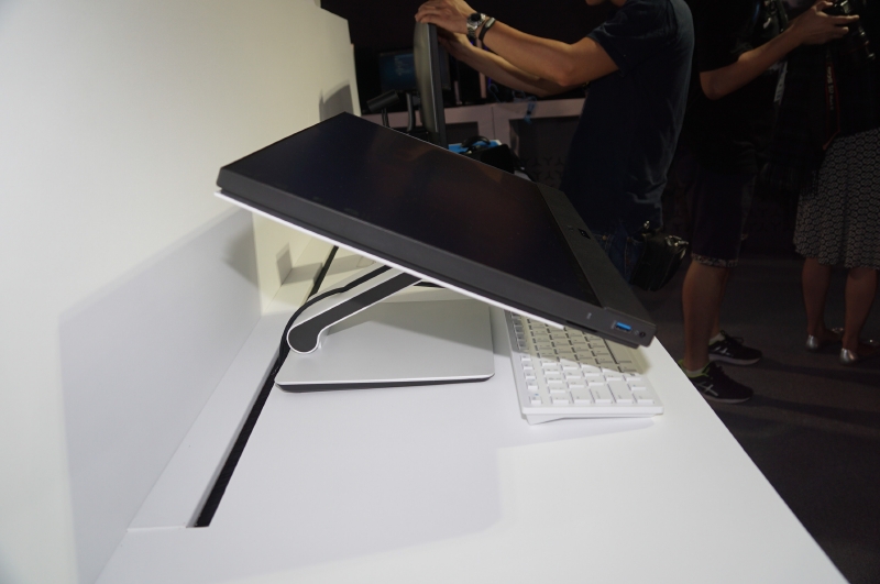 2軸のスタンドを利用して自由に角度が調節できる