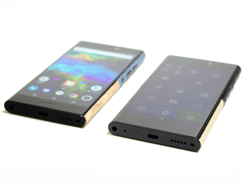 NEO [Reloaded](左)、NEO(右)。右側面に音量±ボタン、電源ボタン。下側面に、4極ヘッドセットジャック、USB 3.0 Type-C(NEOはUSB 2.0)、ストラップホール。同じCOREコンセプトでケースが流用できるため位置関係やサイズの変更はない。上側面/右側面には何もない