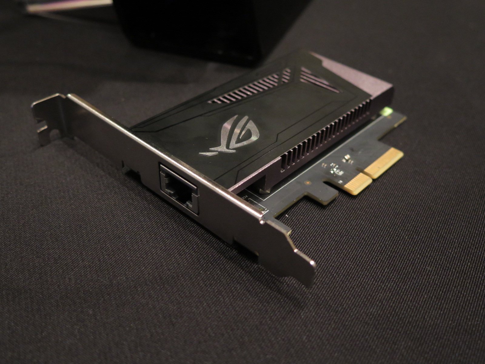 10GbEに対応したネットワークカードが付属する