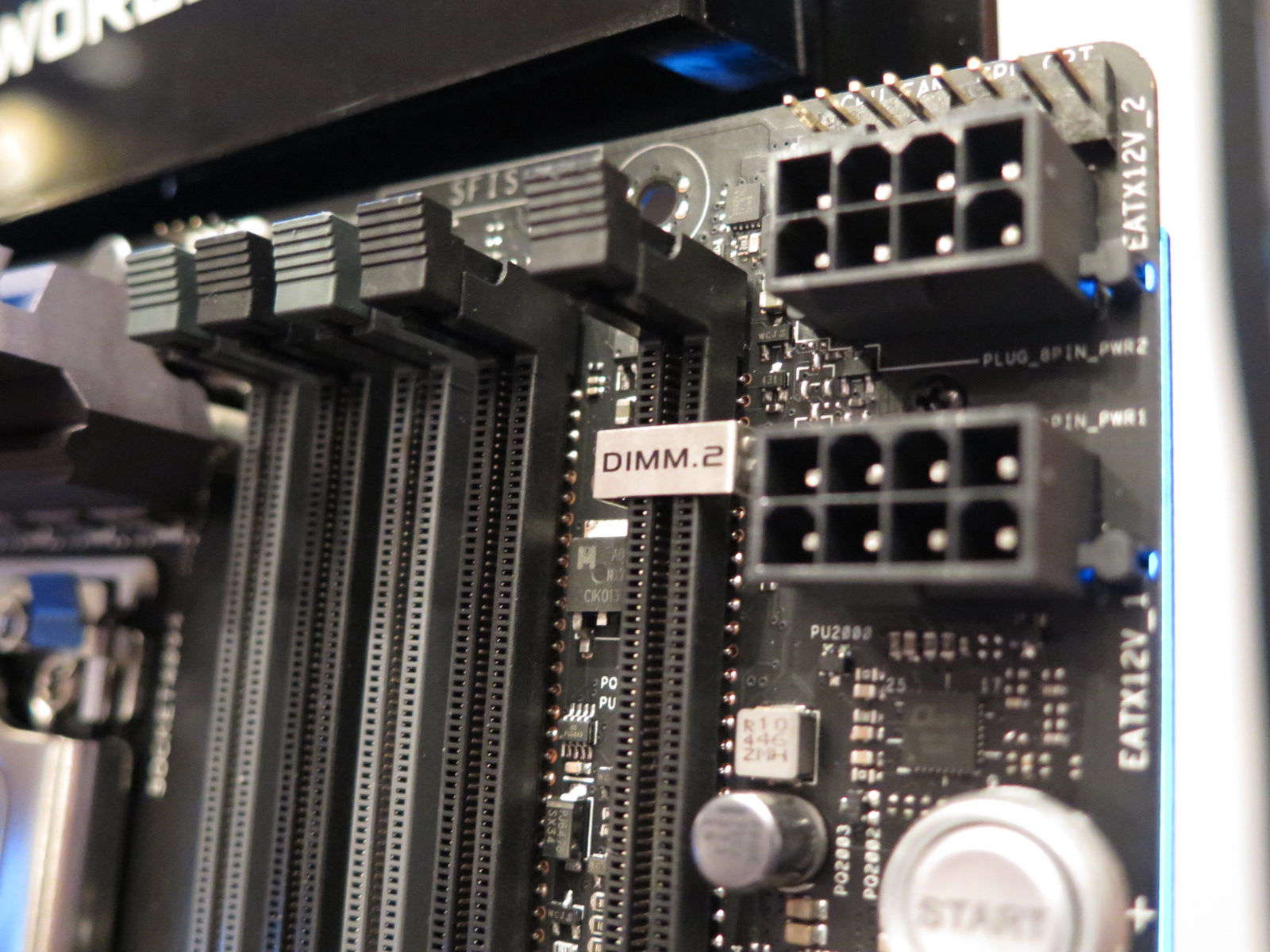 DDR3スロットを流用し、M.2のSSDを装着するDIMM.2スロットを装備。また、ATX12V補助用電源ピンはメモリスロットの外側に移され、大きいCPUクーラーを装着していても問題なく着脱できる