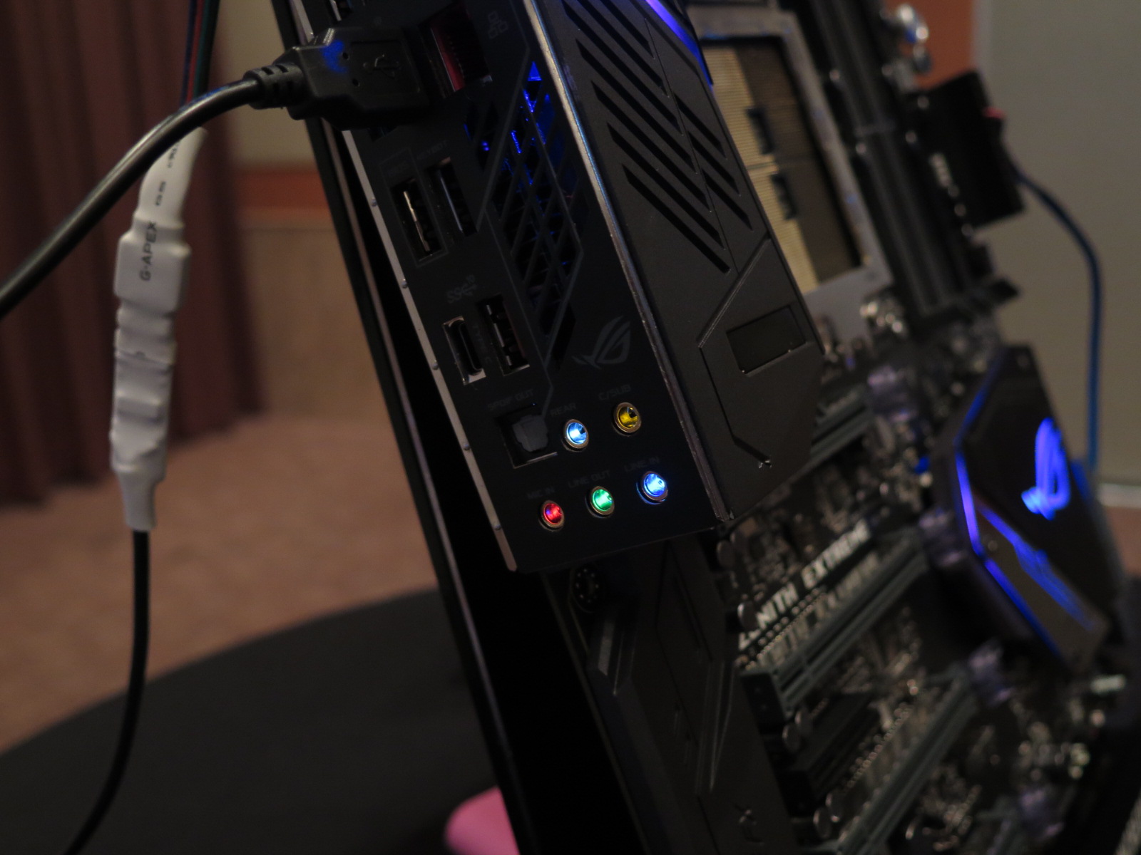 オーディオの入出力部は光る