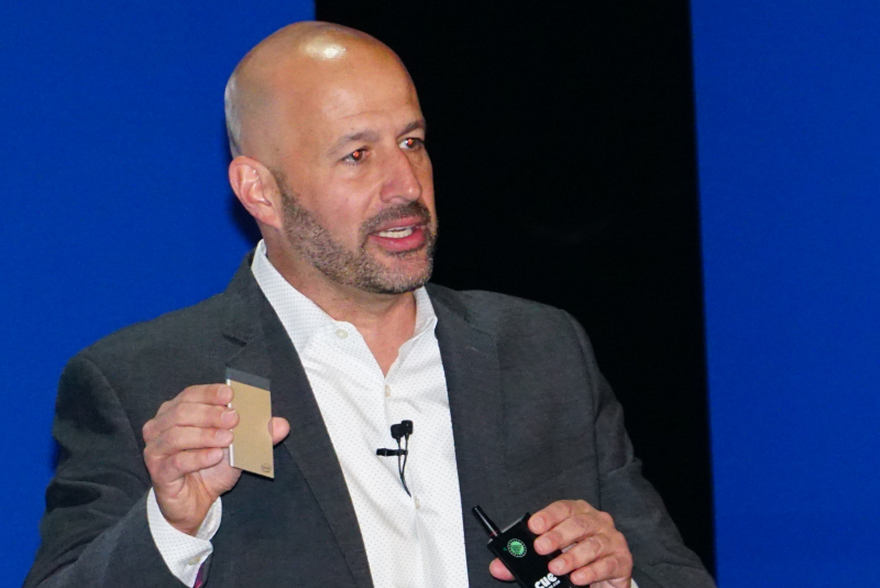 「Compute Card」を紹介するIntl副社長兼クライアントコンピューティンググループ担当ジェネラルマネージャのグレゴリー・ブライアント氏