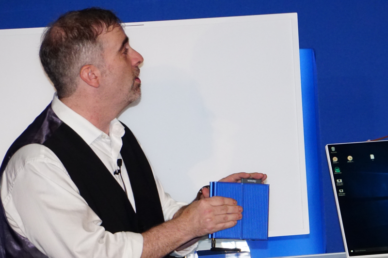 自宅に持ち帰ると、ドックにつないで個人PCとして利用可能