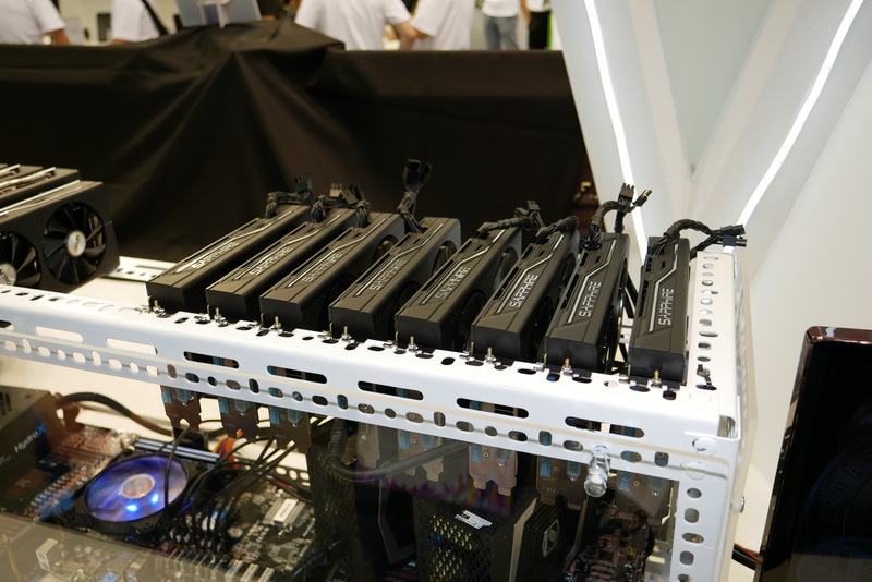デモ機では、Sapphire製のRadeon RX470搭載ビデオカードを8枚接続して稼働させていた。8枚のみの稼働は、ビデオドライバの制約とのこと