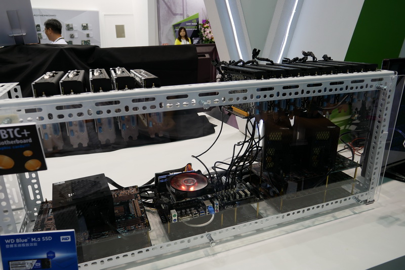 将来のビデオドライバのアップデートにより、左側の5枚を加えた全13枚のビデオカードの同時利用が可能になるとのこと