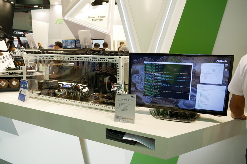 ブースのデモ機で、実際にビットコインのマイニングが行われていた。なお、システムの総コストと必要となる電気代をまかなえるだけのビットコインがマイニングできるかは不明