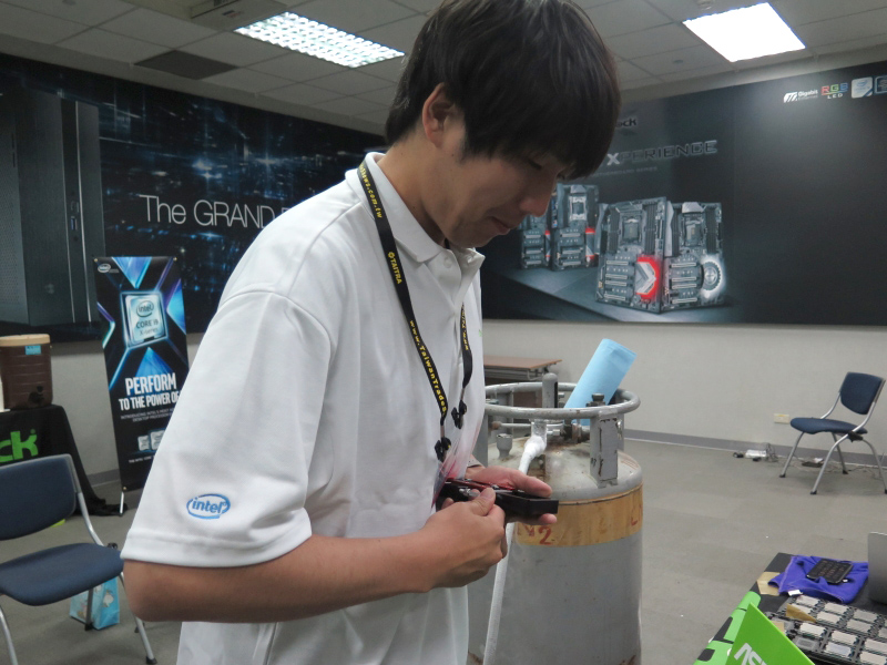 これを新しい武器にセットして……