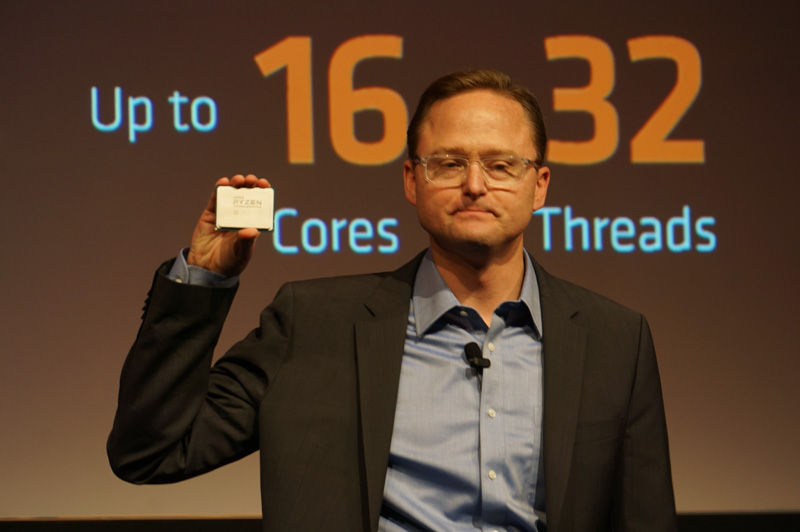「Ryzen Threadripper」を手に持つAMD 上席副社長 兼 コンピューティング&グラフィックス 事業本部長 ジム・アンダーソン氏