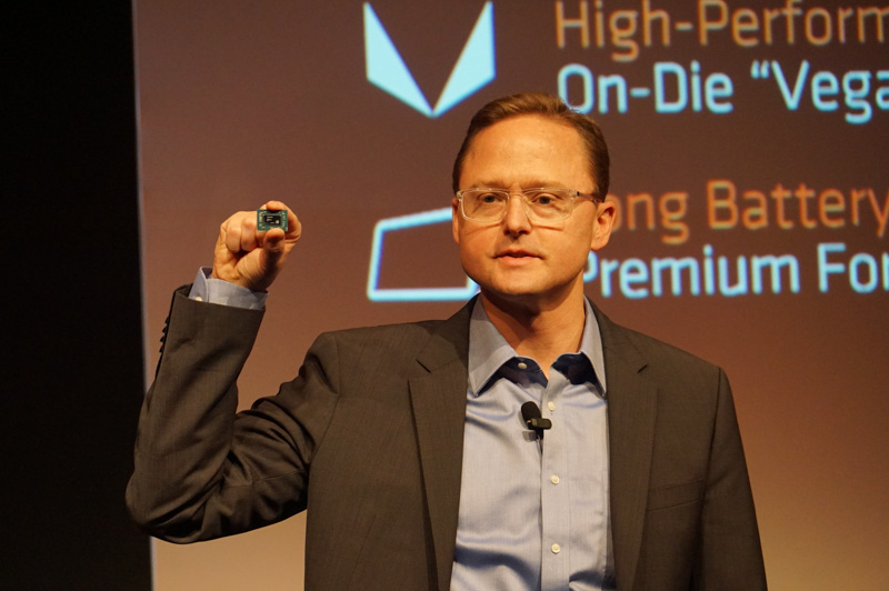Ryzen Mobileを手に持つアンダーソン氏