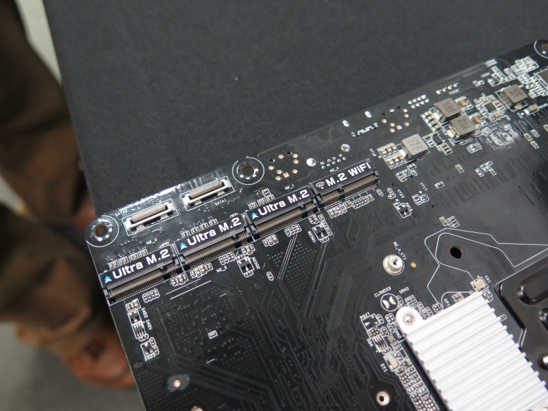 PCI Express 3.0 x4対応のM.2スロットが3基