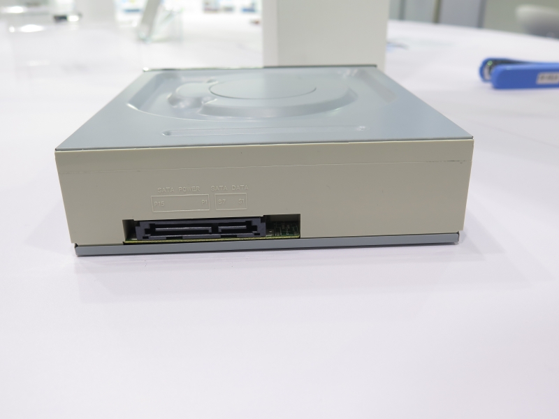 インターフェイスはSATA